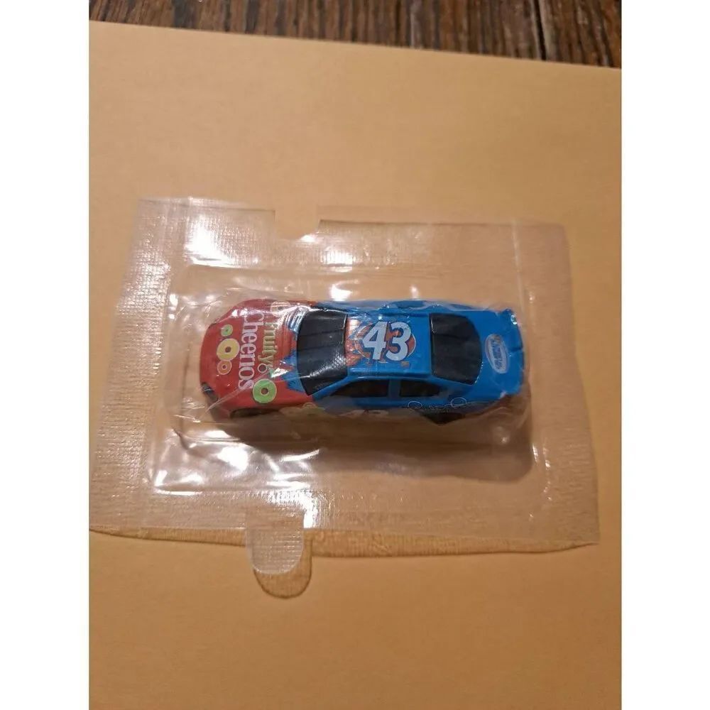 2008 Richard Petty #43 Fruity Cheerios NASCAR Die-Cast 1:64 Promo Race Car New